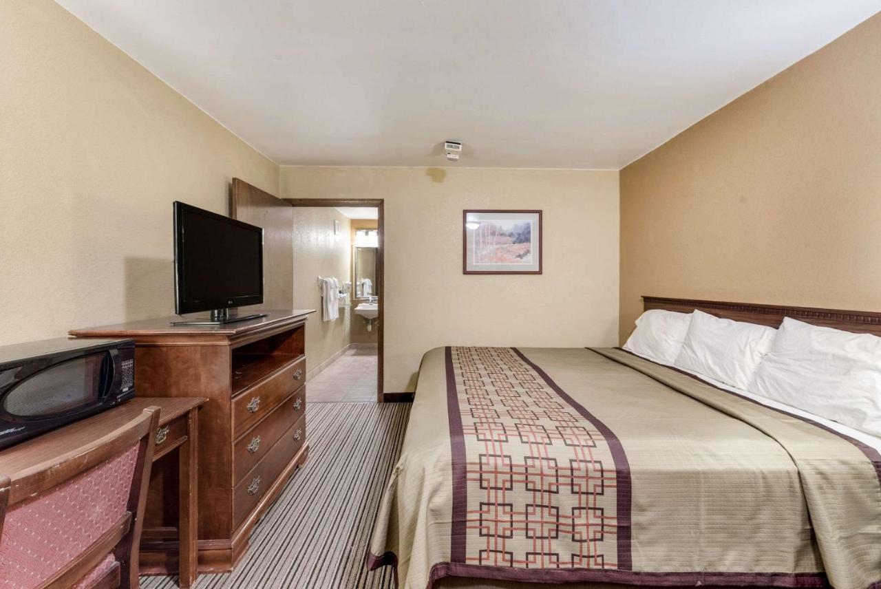 Rodeway Inn Columbus Exterior photo